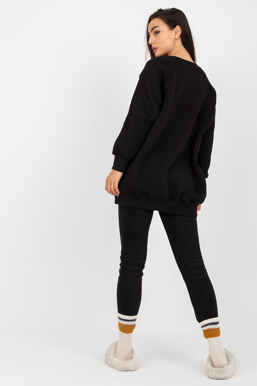 Juodas negabaritinis megztinis be...