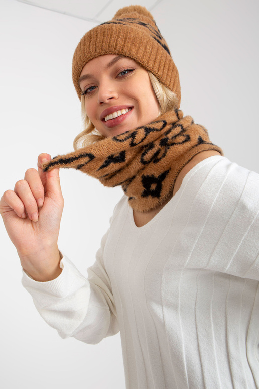 Kupranugaris ir juodas šiltas kaminas...