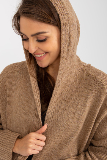 Tamsiai smėlio spalvos...