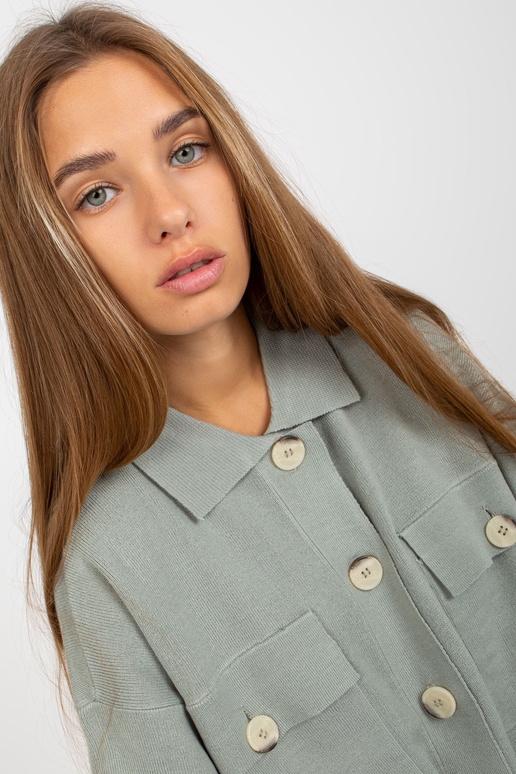 Šviesiai žalias megztinis su apykakle