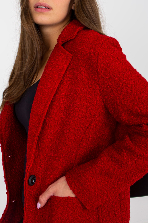 Tamsiai raudonas pliušinis paltas su... Tamsiai raudonas pliušinis paltas su...