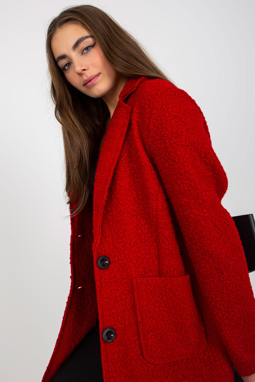 Tamsiai raudonas pliušinis paltas su... Tamsiai raudonas pliušinis paltas su...