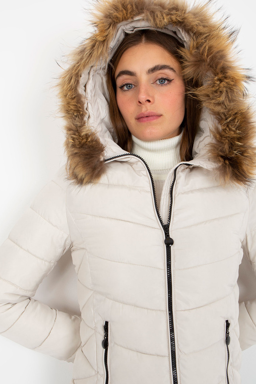 Balta dygsniuota pereinamoji striukė...