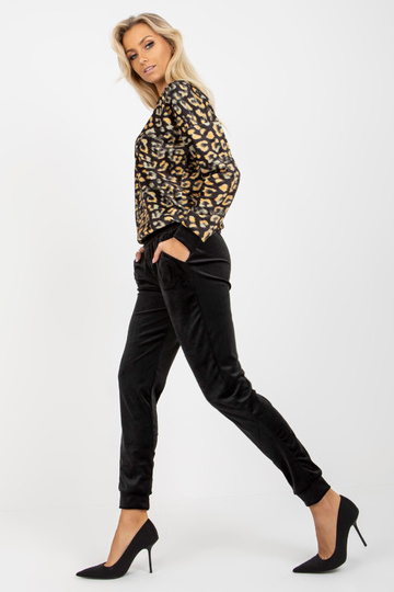 Nustatyti aus schwarzem und...