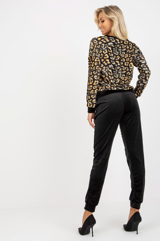 Nustatyti aus schwarzem und gelbem...