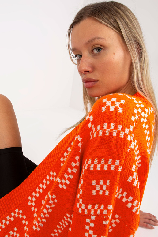 Oranžinio rašto megztinis...