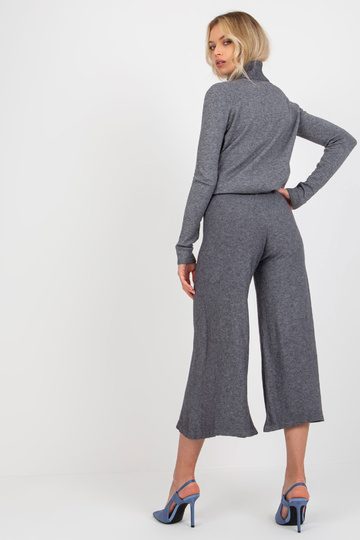 Tamsiai pilkos plačios,... 2