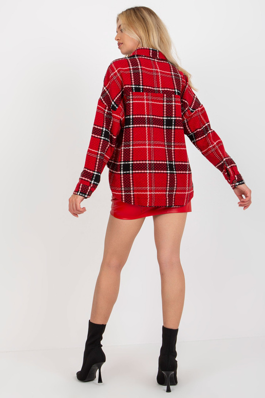 Raudoni languoti marškinėliai su sagomis