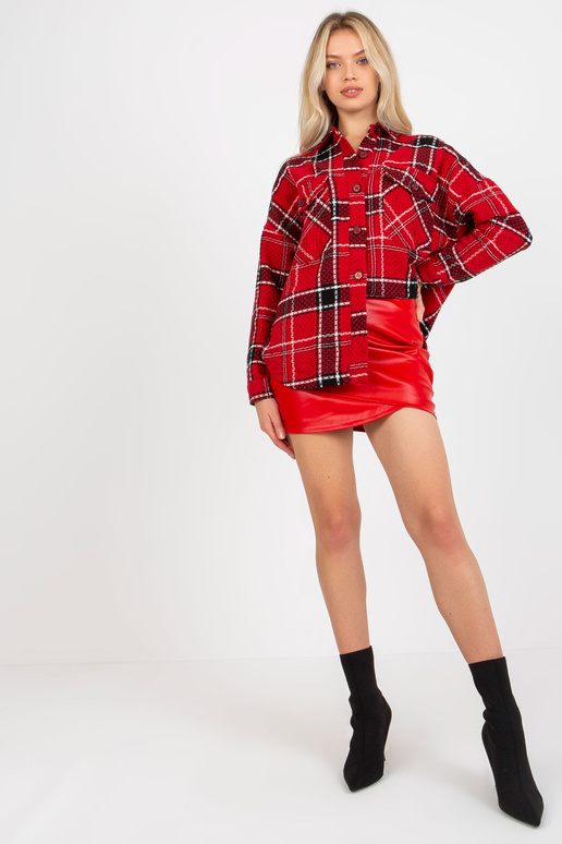 Raudoni languoti marškinėliai su sagomis