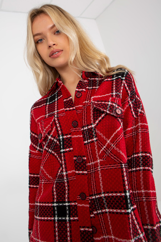 Raudoni languoti marškinėliai su sagomis