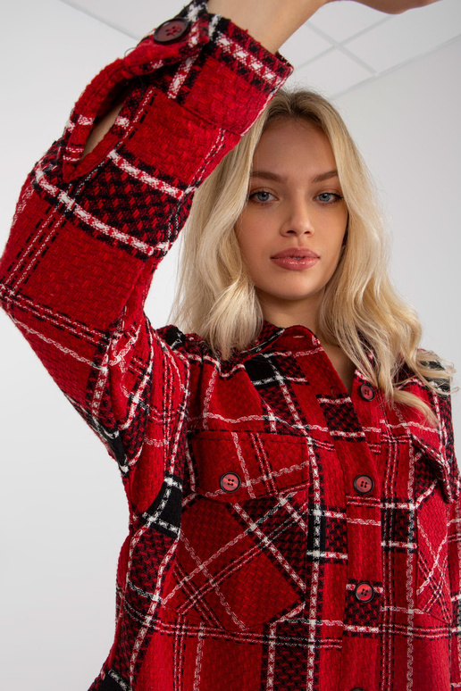 Raudoni languoti marškinėliai su sagomis