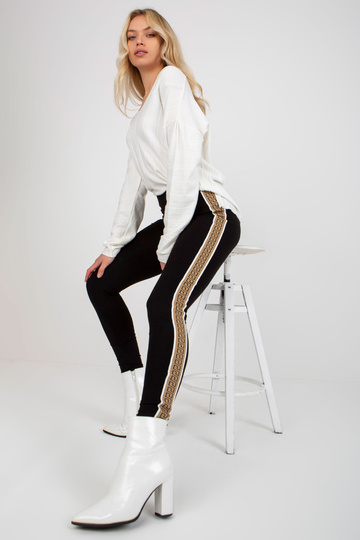 Juodos ir smėlio spalvos...