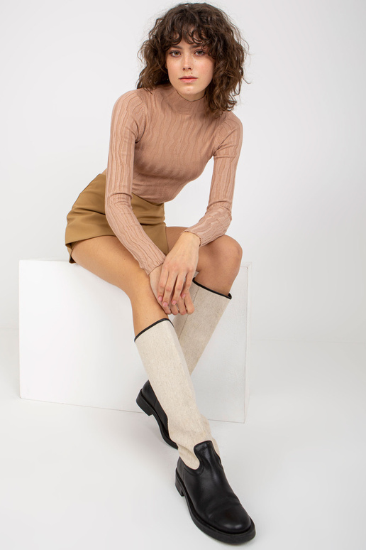 Tamsiai smėlio spalvos prigludęs...