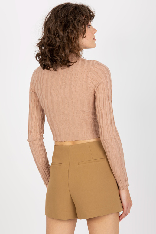 Tamsiai smėlio spalvos prigludęs...