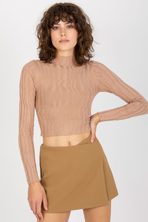 Tamsiai smėlio spalvos prigludęs...