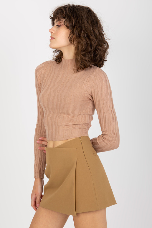 Tamsiai smėlio spalvos prigludęs...