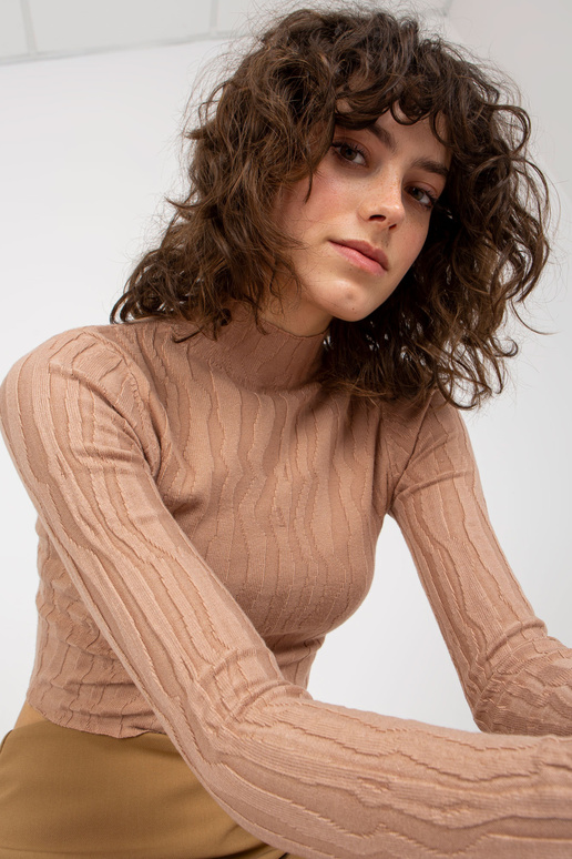 Tamsiai smėlio spalvos prigludęs...