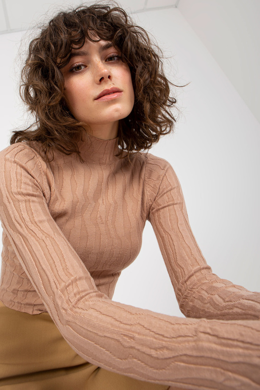 Tamsiai smėlio spalvos prigludęs...