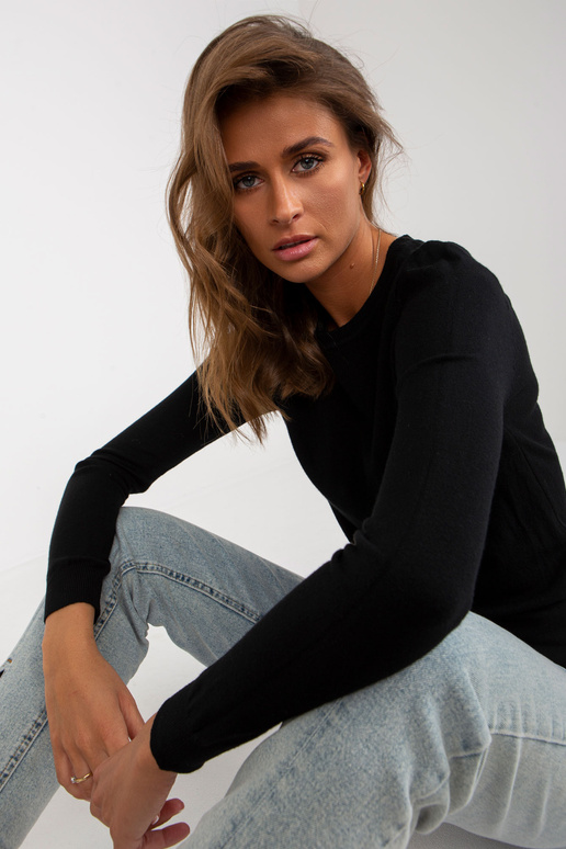 Juodas klasikinis megztinis su...