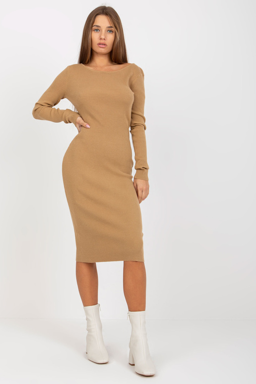 Kupranugarių megzta suknelė su... Kupranugarių megzta suknelė su...