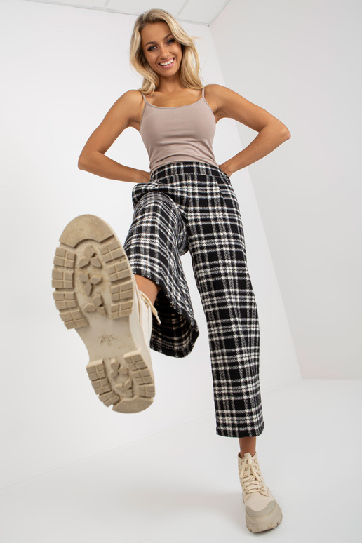 Schwarze žarna aus Wollstoff Schwarze žarna aus Wollstoff