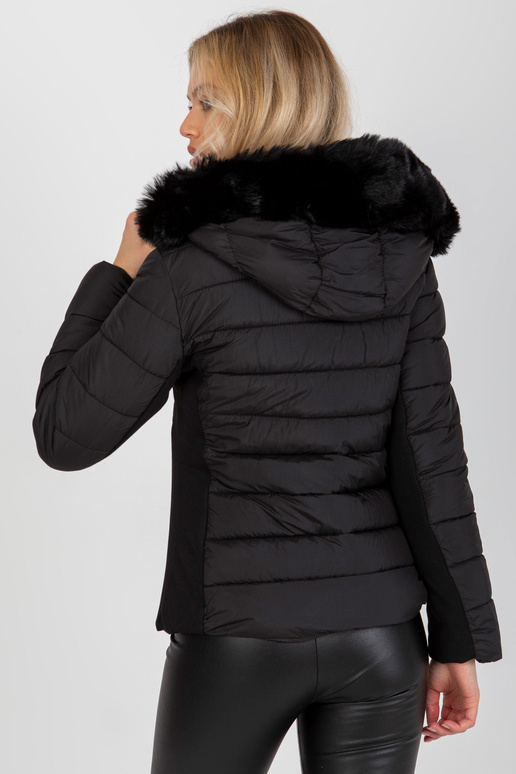 Juoda dygsniuota pereinamoji striukė...