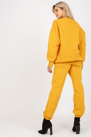 Tamsiai geltonos spalvos...