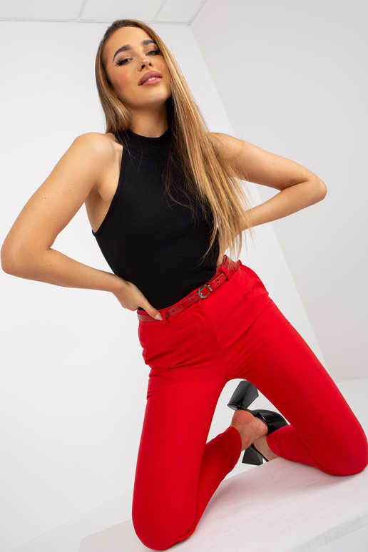 Raudono kostiumo audinio kelnės su diržu