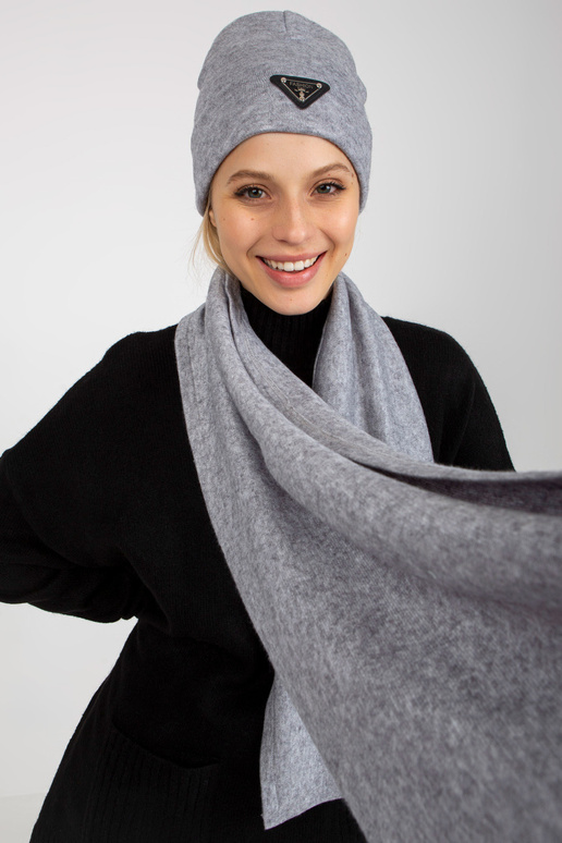 Pilkas moteriškas žiemos komplektas...