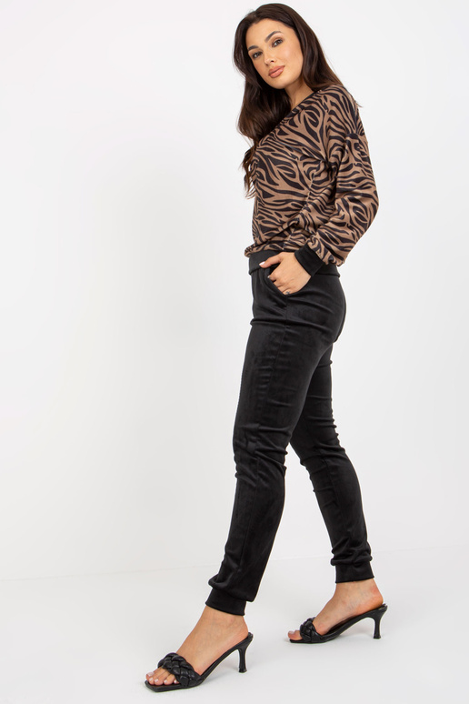 Nustatyti aus dunkelbeigem und...