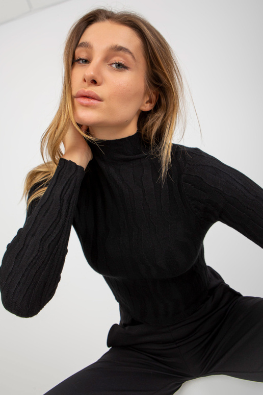 Juodas trumpas megztinis su puse...