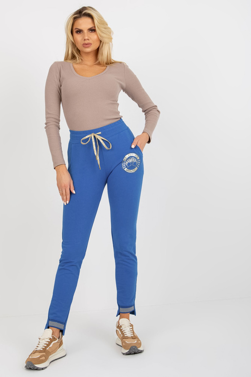 Tamsiai mėlynos mirtos spalvos...