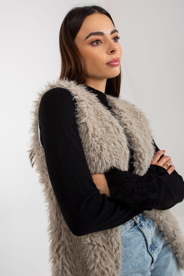 Hallie šviesiai pilka...