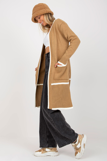 Tamsiai smėlio spalvos...