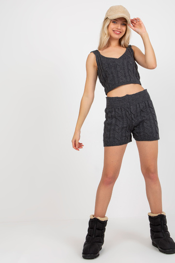 Tamsiai pilkas trijų dalių...