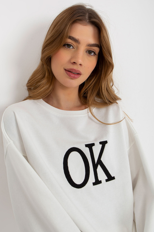 Baltas laisvas oversize megztinis be... Baltas laisvas oversize megztinis be...