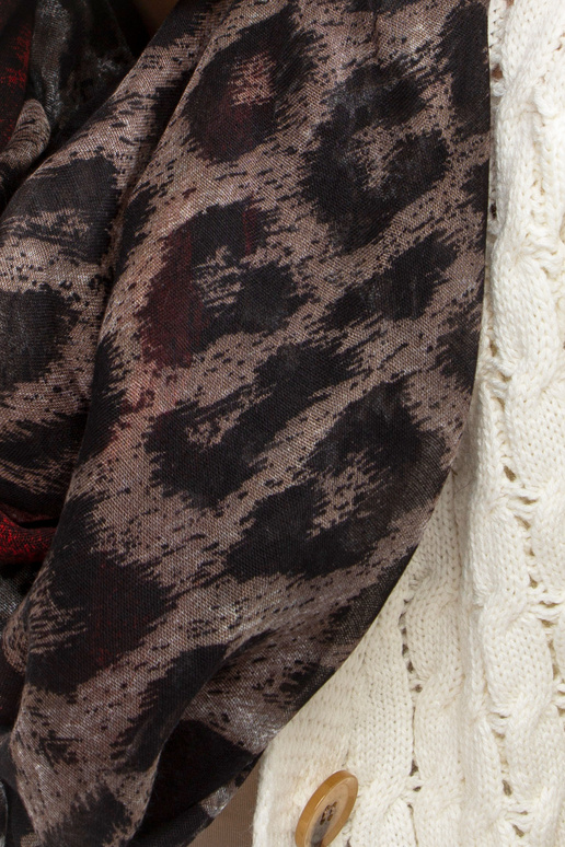 Juodos ir raudonos spalvos kaminas su...