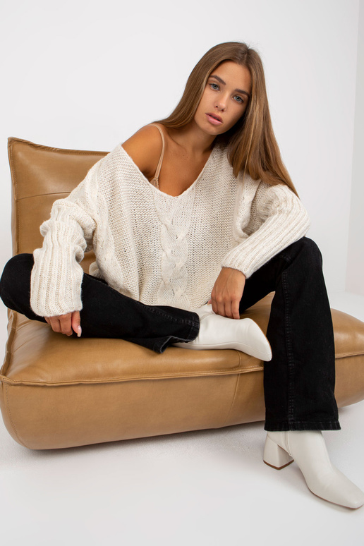 Ecru megztinis su pynėmis su vilna...