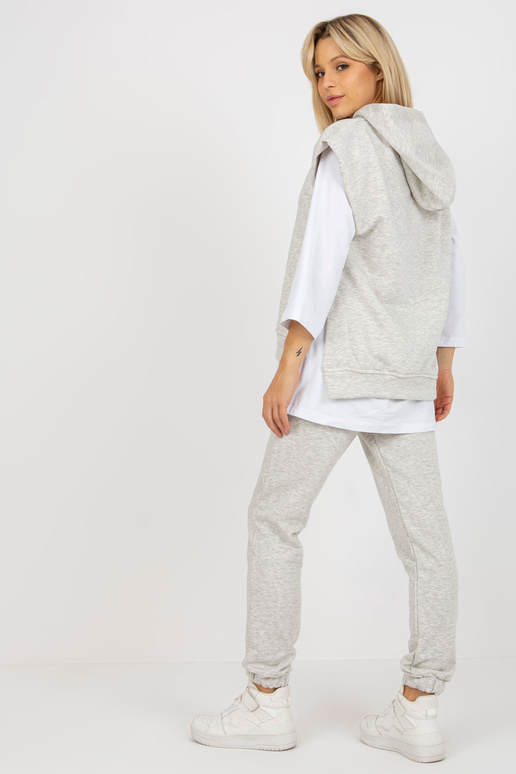 Šviesiai pilkas trijų dalių...