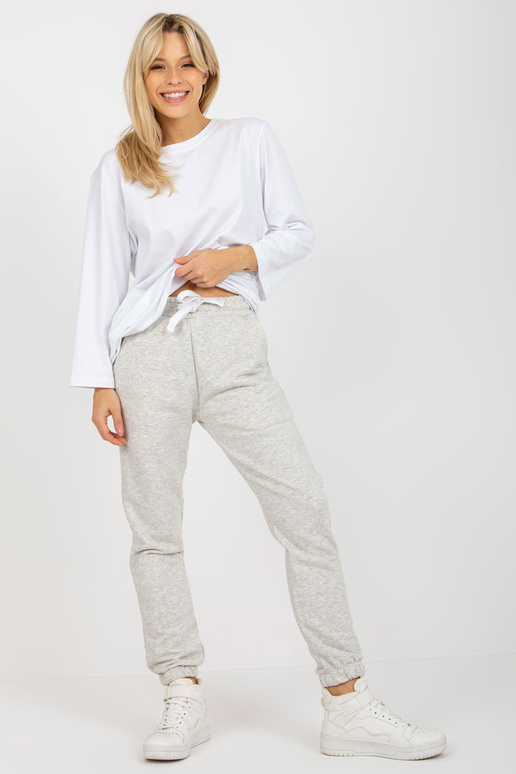 Šviesiai pilkas trijų dalių...