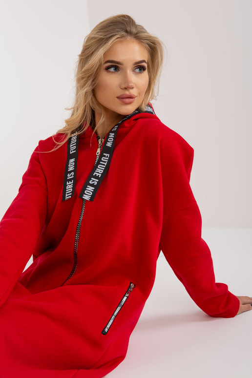 Raudonas ilgas megztinis su gobtuvu Raudonas ilgas megztinis su gobtuvu