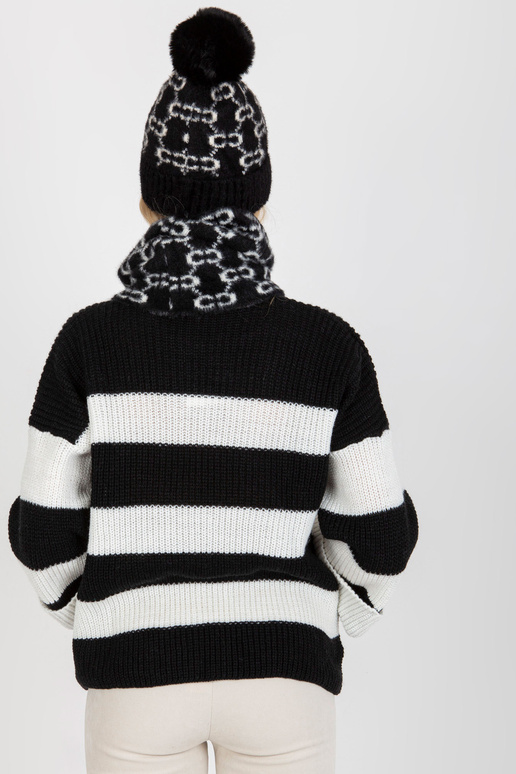 Juodai balta moteriška žieminė kepurė...