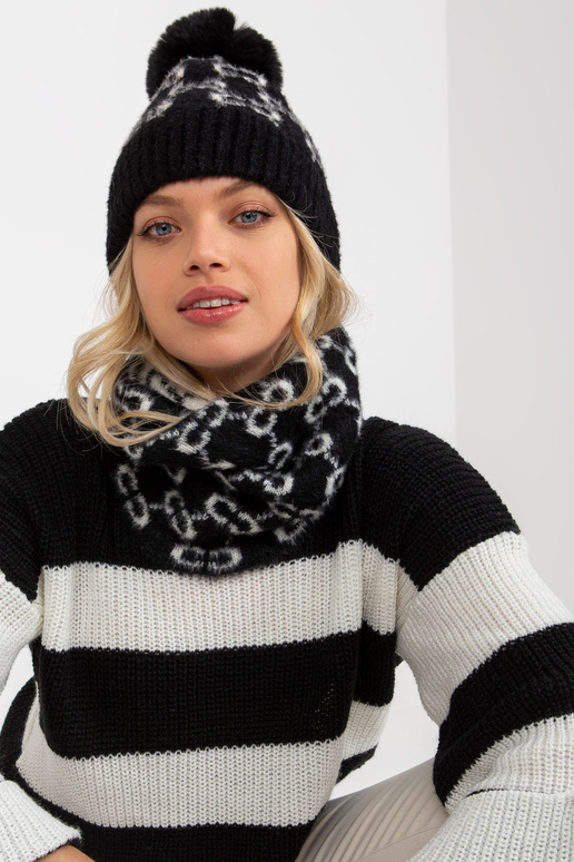 Juodai balta moteriška žieminė kepurė...