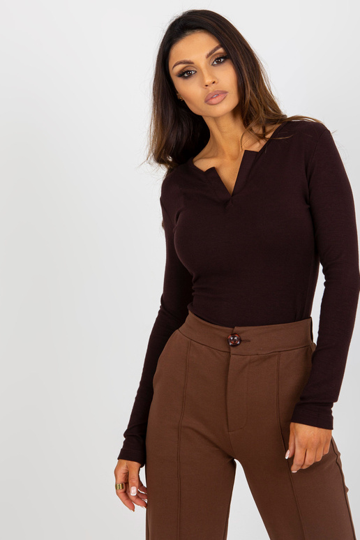 Tamsiai ruda prigludusi palaidinė...