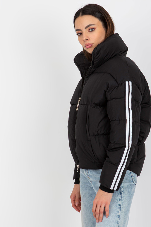 Juoda dygsniuota žieminė striukė su...