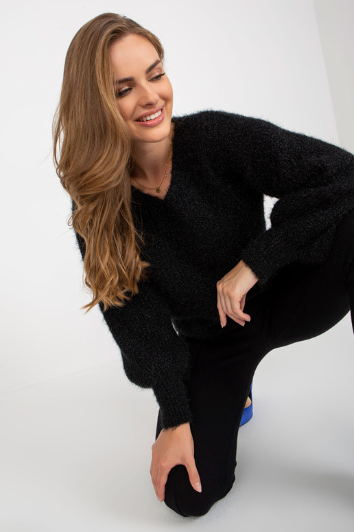 Juodas pūkuotas klasikinis megztinis...