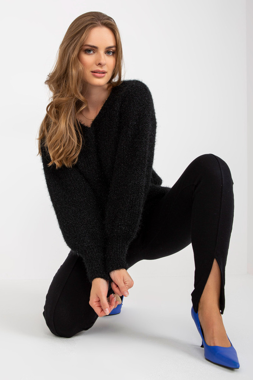 Juodas pūkuotas klasikinis megztinis...