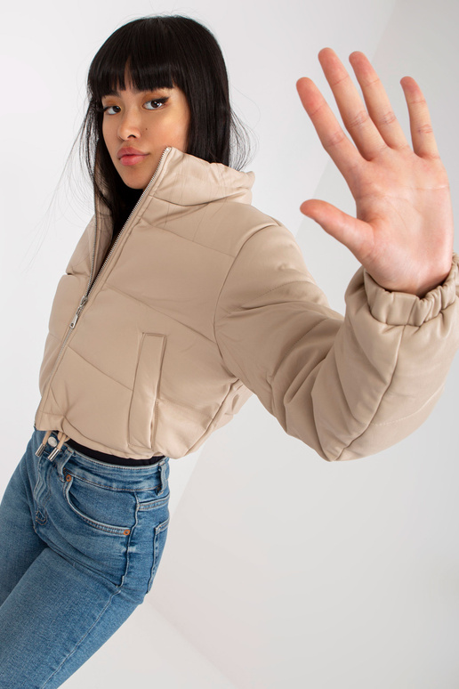 Šviesiai smėlio spalvos trumpa...