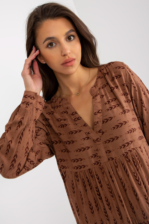 Ruda laisva suknelė su raštais ir...