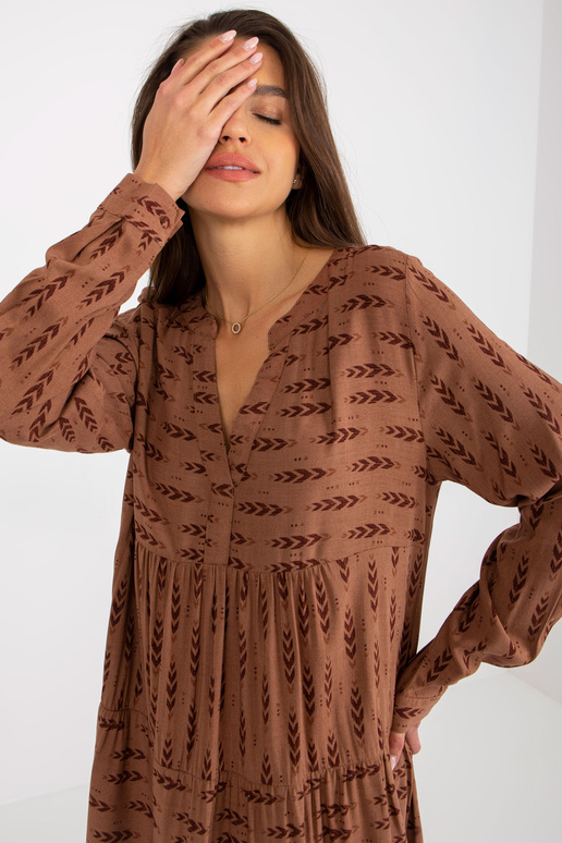 Ruda laisva suknelė su raštais ir...